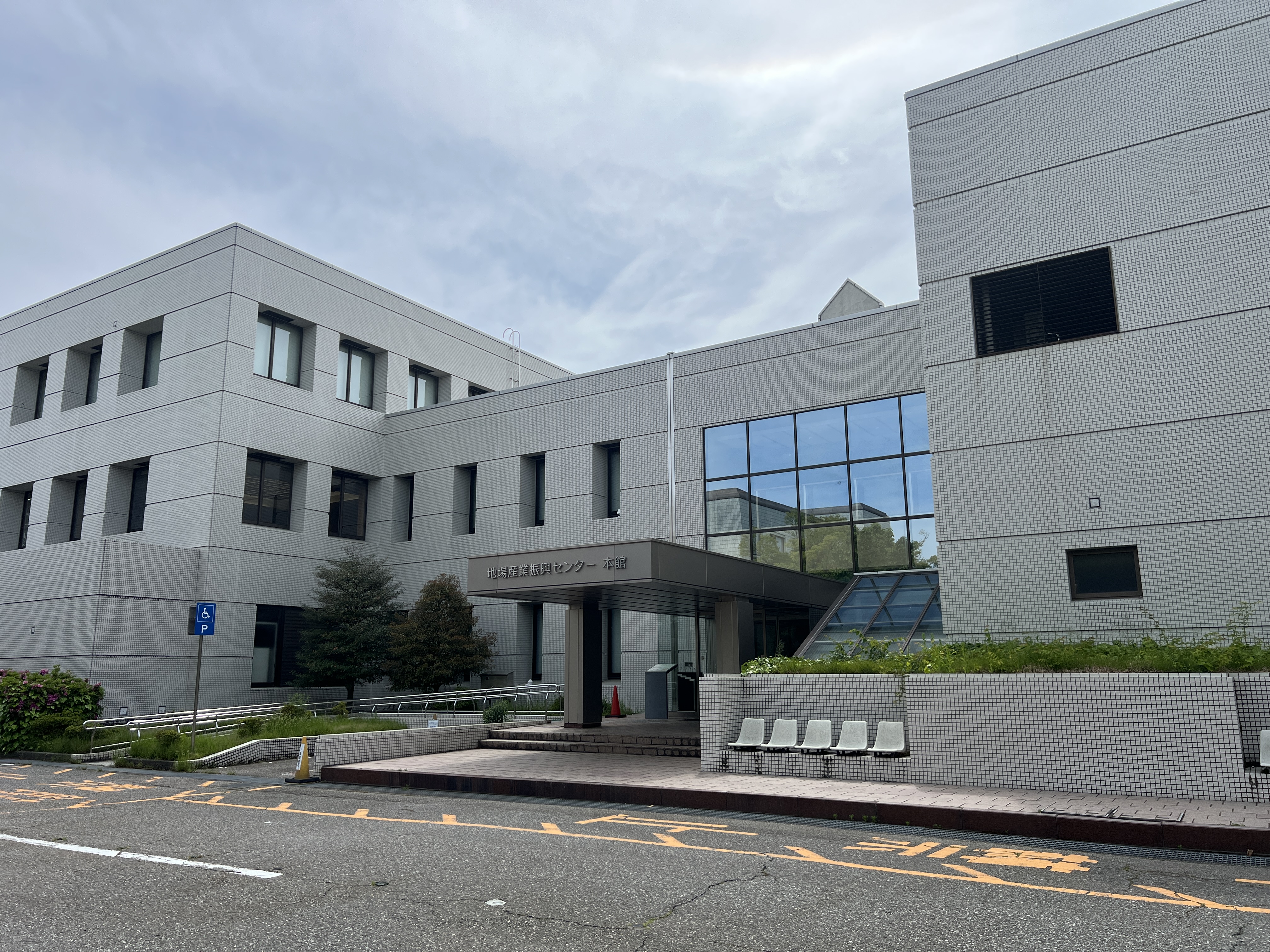 地場産業振興センター本館東側出入口